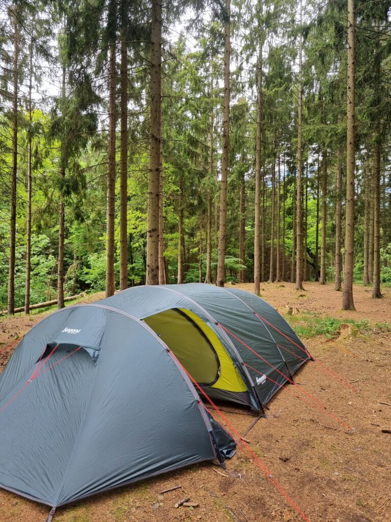 Primitive overnatningspladser i naturen