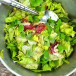 Salat med grillede ferskner, skovsyre og gran